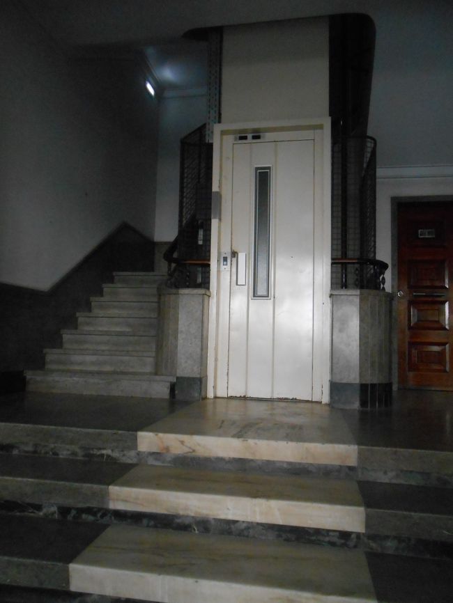 入り口はたったこれだけ<br /><br />えっ!?  もう一度予約の詳細を見て見るとなんと４Fとなっている・・・<br /><br />ということはこのエレベーター(実際エレベーターにすらみえないこの白いドア)で<br />４階まで昇るとそこにホテルがあるということ?