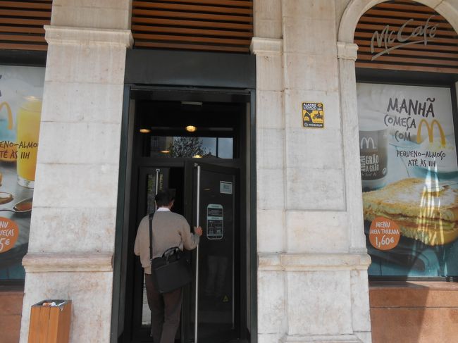 マックの入り口もこんな感じで・・・マックらしくないのが印象的な店舗