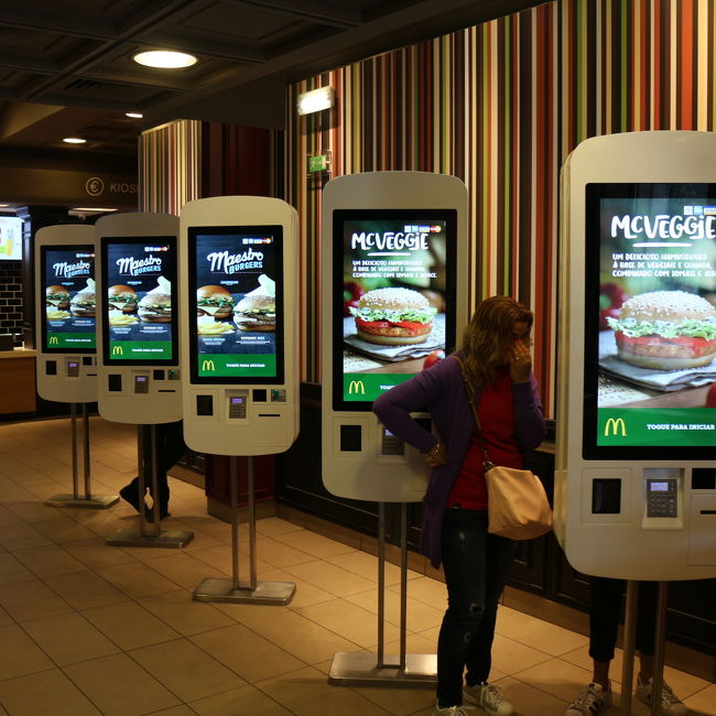 去年ニュージーランドで見たオートマチックオーダーマシン!!<br />ポルトガル語だけだったらお手上げだったが英語があったのでホッ<br /><br />その前にステイしたポンタデルガダでも立ち寄ったマックは<br />とても美味なマエストロバーガー」なるものがあって<br />ぜひもう一度食べたいと思っていたところだったのでラッキー!!