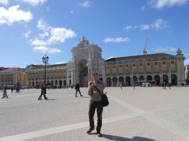 空港の地下鉄の駅で２４時間チケットを買ったので<br />明日の空港行きの電車の時間まで効率よく使える・・・<br /><br />リズボンは地下鉄もバスも路面電車も使い勝手が良いので助かる<br /><br />適当な駅で降りたらここ「コマルシオ広場」<br />本当に広い!!  夫の広角レンズでも納まりきれない