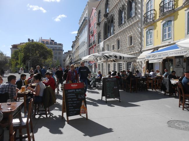 ヨーロッパでは本当によく見る風景<br />どのカフェもレストランも必ず外にテーブルがしつらえてある<br />思わず立ち寄りたくなるから不思議