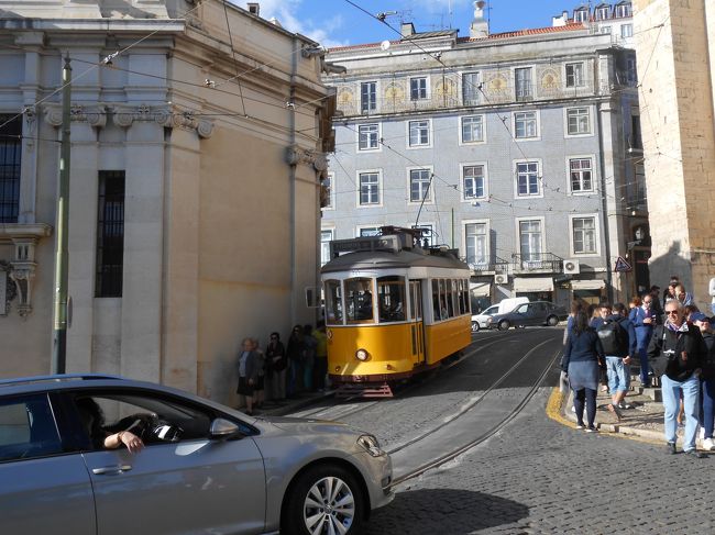 リズボンの街にはこの黄色い路面電車がとても良く似合う