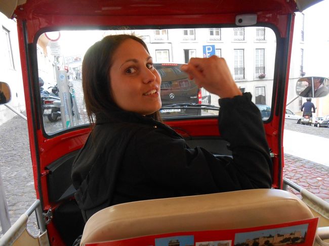 路面電車２８番は特に人気の路線、なのでいつも日本の朝晩のラッシュ時の電車のよう。<br /><br />リスボンの７つの丘のひとつサン・ジョルジェ城までは混んでいてとても乗れそうにないけれど<br />歩いて登るのも嫌だなぁ・・・と思っていたらちょうど目の前に<br />Tuku Tukuが信号待ちしていたので乗せてもらった<br />２０歳と言っていた彼女はこの仕事が大好きだと言っていた<br /><br />乗る時に１０ユーロだと言ったから<br />１人１０ユーロと思って２０ユーロ支払ったら<br />「２人でも１０ユーロだからこんなにいらない」と返してくれた<br />