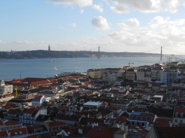 行列をしてチケットを買う価値のあるこの眺め<br />テージョ川と、その向対岸のキリスト像、そして４月２５日橋