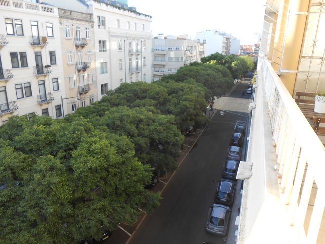 はたしてその通り、ホテルは４階にあった<br />この建物は普通のアパートのようで、オーナーは４階のすべての部屋を小さなホテルに仕上げていたようだ<br /><br />通された部屋はシャワー、トイレ、２台のベッド、机、WiFiと一応すべて整っていた<br /><br />ホテルのベランダからの眺め