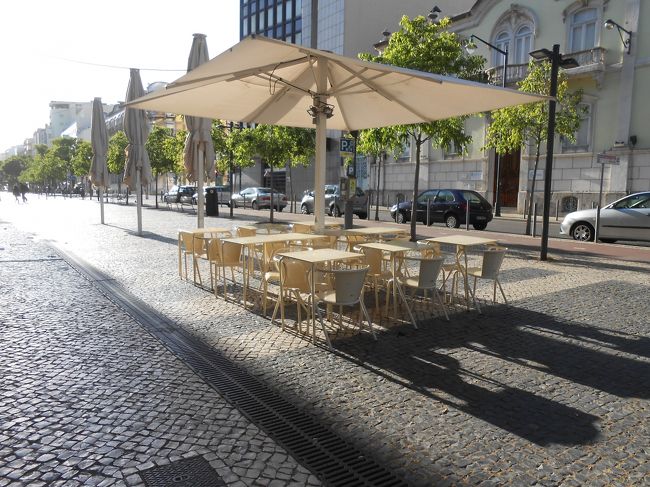 次の朝、本来であればこの時間にこの辺りを歩いていなかった・・・<br /><br />思いがけずにもらったリズボンの１日を楽しまなくては<br />５/１日はポルトガルの祝日とのことで<br />街が目覚めるのもゆっくり目のようだ<br /><br />朝陽の中で朝食を食べるのも素敵