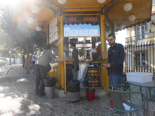リズボン大聖堂の前の路面電車と同じ色をしたカフェで<br />このお店の女の子は８か国語話せると言っていた<br /><br />日本語は?  と聞いたら　impossibleと言って笑った