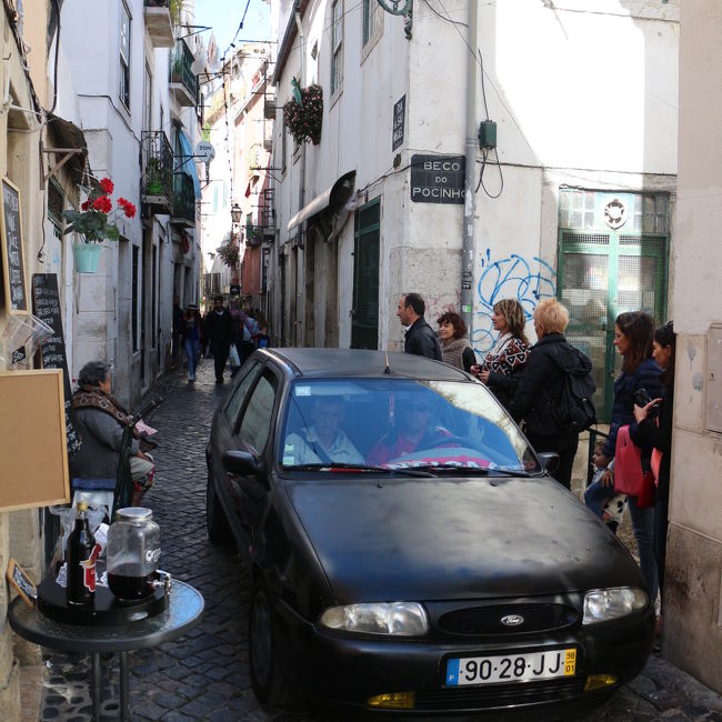 道路は大通りの他は比較的狭い<br />それにしても人が歩くだけでも狭く感じるこの道を車が走る