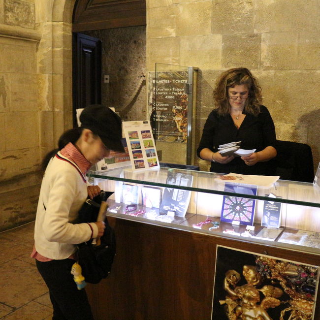 ２年後に、スペインにあるサンティアーゴ・コンポステーラまでの巡礼のポルトガルの道６００キロを１カ月かけて二人で歩く予定<br /><br />その出発地点がここリズボン大聖堂<br />ちよっと下見に来たのだが<br />巡礼者が必携することになるクリデンシャルという巡礼手帳と<br />「ポルトガルの道」の地図が売られていたので購入すると<br />彼女が「スタートの登録は?」と聞くので<br />「２年後にスタートするのだけれど」と答えたら<br />「時間に制限があるわけではないから今登録して行けば」と。<br /><br />氏名と住所、国籍、パスポートナンバー、宗教、そして巡礼の交通手段などを書き込み、初めてのスタンプを押してもらう<br /><br />ああ、本当に歩くんだ・・・と身が引き締まった