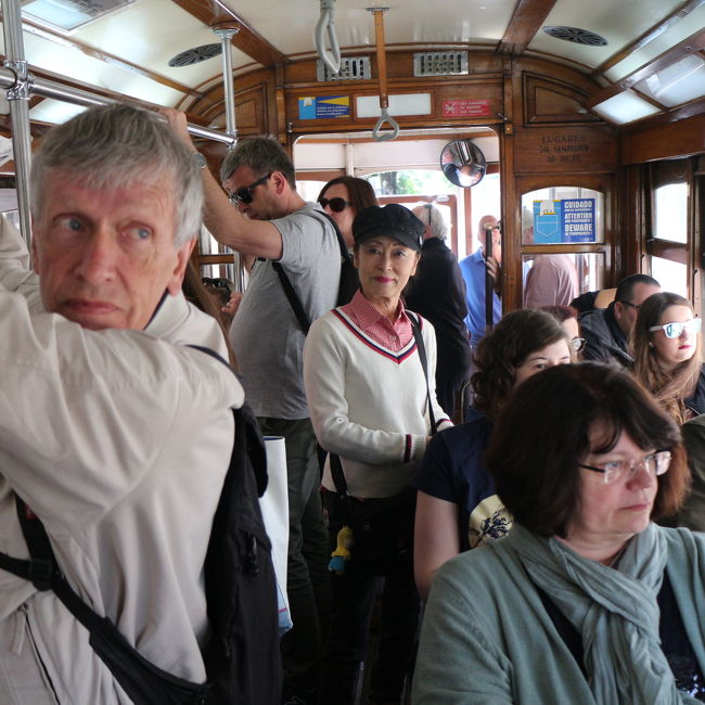 大聖堂からバイシャまで戻る道を歩いていると<br />ちょうど来た路面電車が珍しく空いていたので飛び乗った<br /><br />地下鉄に比べたら周りがよく見える路面電車やバスは<br />ゆっくり周りの景色を楽しむには向いていると思う<br /><br />