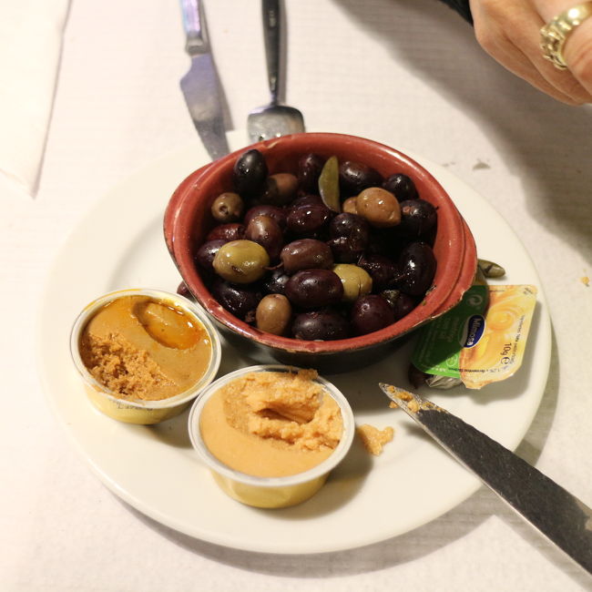 夜はホテルの近くまで戻って食事<br /><br />ポルトガルでは定番のオリーブと魚のパテ<br />これはいわゆる「お通し」で無料のところもあるが<br />大抵はチャージされるので「必要か」と聞かれることが多い<br />ポルトガルのレストランでコレがないと・・と私たち二人は大好きだ