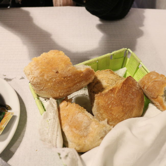 そのオリーブと一緒にかならず持って来てくれるのがこのパン<br />「パン」という言葉そのものがポルトガル語<br />ポルトガルのパンは本当に美味しい