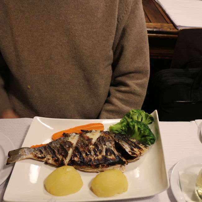 魚好きな夫は黒鯛を丸ごとグリルしたものを選んだ<br /><br />ワインも飲んで・・・全部で２６ユーロなり<br /><br />日本だったら、お財布がかなり寂しいことになったかも<br />