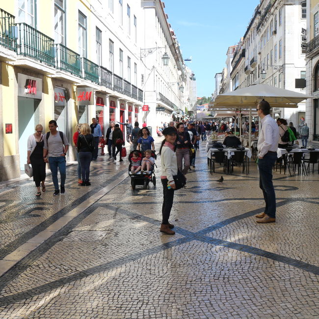 コメルシオ広場からバイシャの目抜き通りを歩いてロシオ駅辺りまで歩こう