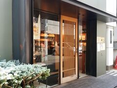 友人と合流して「パン屋巡り」スタート！

1店目は大人気の「365日」

食のセレクトショップということで、パンのショーケースの反対側に並んだ、道具や器、果物、紅茶やコーヒー、米などもじっくり眺めたかったのですが、次々とお客さんが来店するため、サッとパンを選んで店を後にします。