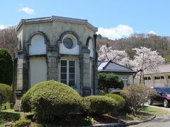 米内浄水場。
盛岡市の浄水場の一つ。場内に桜の古木大木があり、花のシーズンには一般公開される。
古い水道施設や洋館などが桜に彩を添える。