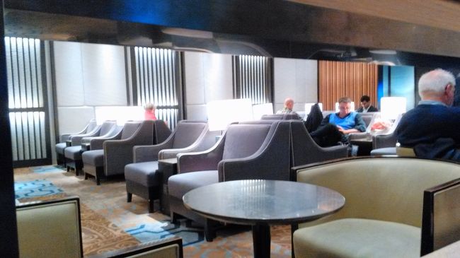 発券してもらったし、ラウンジに行ってコーヒーブレイク中です。<br />18:45発なのでゲートは18:00に決まると出ていました。<br />ところがなかなかゲートが決まらず、そのうちゲートの決定が18:45に変わりました。<br />で、結局出発は19:30に伸びました。<br />