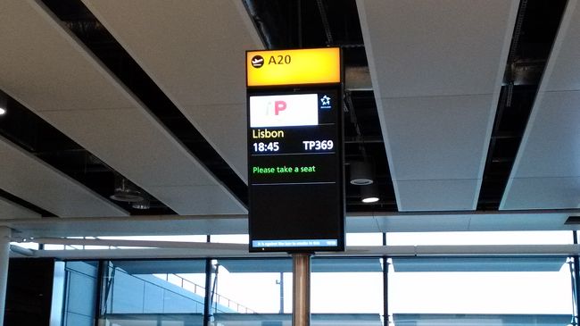 ゲートＡ２０です。<br />スーツケースを機内持ち込みにしようとしたら、「マダン」と言われて計量することに。<br />結果預けろと言われてしょうがなく預けることにしました。<br />ここまで来てロストバゲージは勘弁してください。<br />見ているとカートに入れて直接飛行機に持っていっているようなので大丈夫だよね。<br />