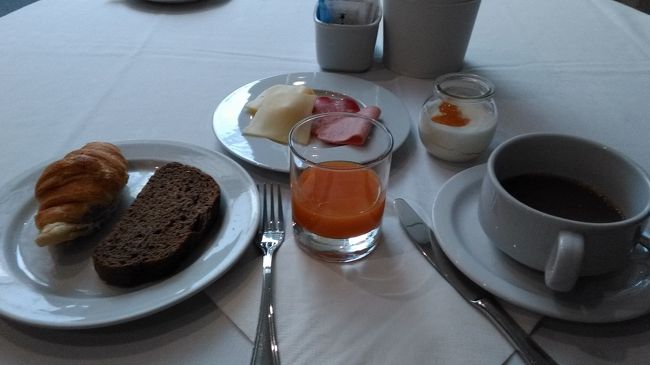卵料理、ベーコン、ウインナーもありました。<br />観光の途中で食べるためにオレンジを貰ったのですが、すごくおいしかった。<br />この後、毎日ご飯の後にバナナとオレンジを貰いました。<br />外れなく美味しかったです。