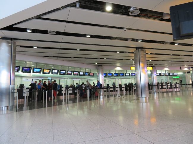 関空ではヒースローまでしか発券してもらえませんでした。<br />なので、ヒースローでリスボンまでのボーディングチケットを発券してもらいました。<br />ここがコネクションデスクの場所です。<br /><br />荷物はヒースロー経由ということで無理にでも少なくして機内持ち込みのスーツケースにしました。<br />一人だからもしロストバゲッジになったら落ち込むからね。