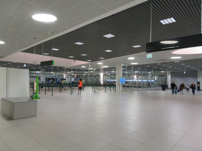 無事にリスボン空港に到着しました。<br />スーツケースも無事に出てきました。よかったよー。<br /><br />ホテルまではbookigのサイトで混載バンを頼んでおきました。<br />飛行機の到着が遅れてもちゃんと待っていてくれました。<br />無事にお迎えのスタッフと会えて、一緒に乗る帝塚山のご夫妻とホテルに向かいます。<br />私を先に送ってくれるというので、ホテルの近くまで20分くらいで行ってくれました。これで6.5ユーロは安かった。<br /><br />と、これでめでたし、めでたし。<br />ではなくて、スタッフのお兄さん「GPSで行くところはわかってるから大丈夫だよ」とか言ってたのに、肝心のホテルを知らない。<br />ホテルの近くで降ろされて、仕方ないから自力で探すことになりました。<br />通りがかりのご夫婦にホテルバウチャーを見せて聞いてみるも分からず、さらにご夫妻が通りがかりのお兄さんに聞いてくれてやっとホテルが分かりました。<br />最近ホテルの名前が変わったみたいでした。<br /><br />ま、そんなこんなでポルトガルの人の優しさに救われた一日目でした。