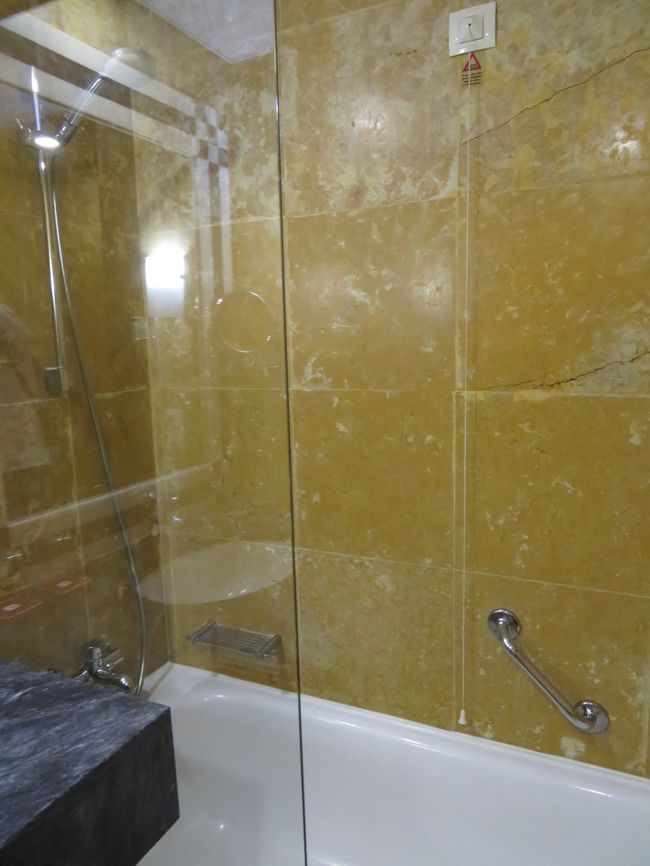 バスタブ付きでお湯の量、温度とも十分でした。