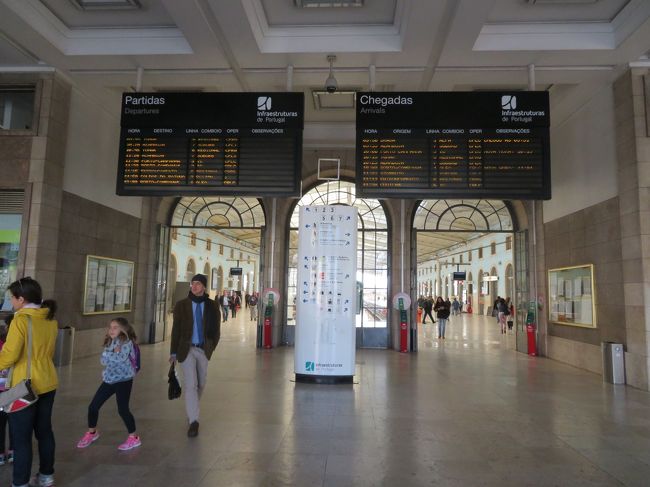 駅の中。<br />左前方に進むとインフォメーションがあってリスボンカードを買えました。<br />クレジットカードを使えます。<br /><br />ベレンの塔に行きたいって言ったら、駅の側から728番のバスに乗ったら行けるって教えてもらいました。<br />で乗ったら、小学生の遠足かな？<br />大量の子供が乗って来ました。2両連結なのでまだ乗るの？っていうくらい大量の子供が乗り込みました。