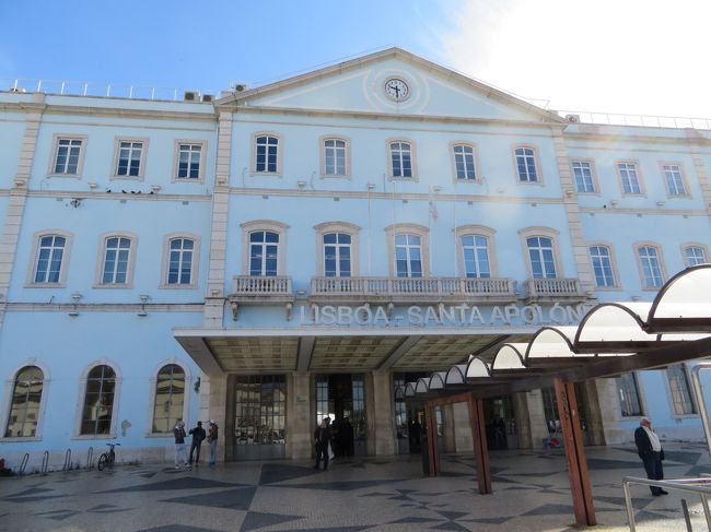 昨日空港で買う予定だったsimカードとリスボンカードが買えなかったので、まずリスボンカードを買うことにしました。<br />ネットで調べるとサンタ・アポローニャ駅のインフォメーションが一番早く開くみたいなのでここで買うことにしました。<br /><br />サンタ・アポローニャの駅です。