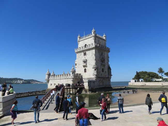 728番のバスはジェロニモス修道院の所で大量の小学生を降ろしました。<br />ここで私も降りるべきだったのですが、ベレンの塔の近くまで行くもんだろうと勝手に思い込んでいた……<br />で、終点まで乗ってしまいました。バカ……<br /><br />何かわけのわからない所からとりあえず海の見える方へひたすら坂を下ります。<br />道を聞くも分からないって言われて、通りがかりのタクシーを拾ってやっとこさベレンの塔に到着。<br />高くついたわ。