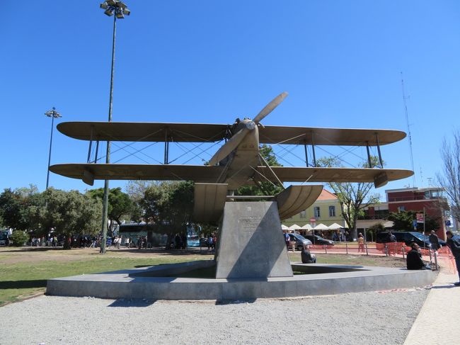 発見のモニュメントに行く途中にある飛行機のオブジェ