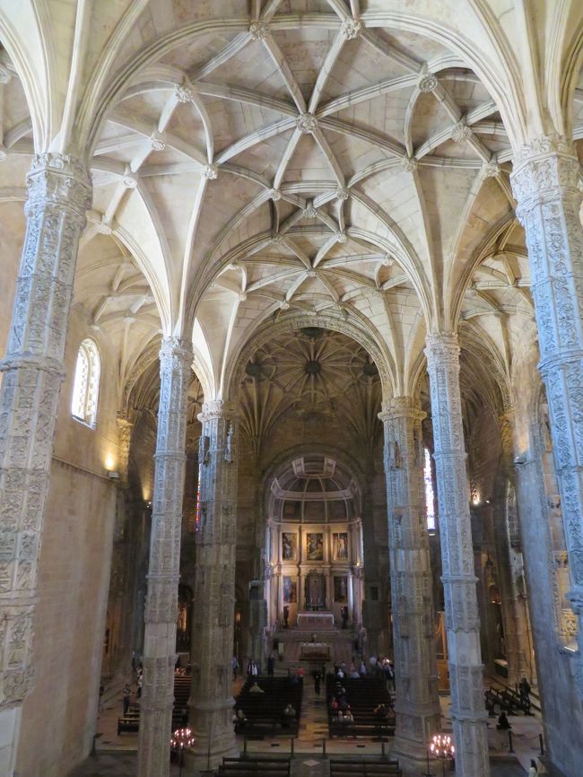 2階部分（聖歌隊席）から見たサンタ・マリア教会内陣