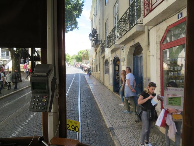 コメルシオ広場の近くから28番のトラムに乗りました。<br />結構な込み具合で、途中で乗ってきたおばあちゃんが白人の男性にカバンに気を付けろみたいなことを盛んに言っていました。<br />その時私の側に若い女の子が寄って来たのに気が付きました。<br />なんか連係プレーしているような気がしたんだけど、気のせいかな？<br />私は被せの革のショルダーバックを持っていたのですが、中のチャックに鍵を付けていたし小銭入れはカラビナでベルト通しに付けていたので何も取られませんでした。<br />