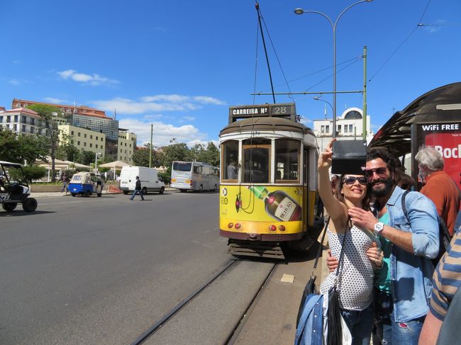 とか何とかしていたら、全員降りろって言われて降りたのがここ。<br /><br />えっ、ここどこよ？<br />てなことで次に来たトラムに乗りました。<br />乗ってしばらくすると左側に海が見えて来ました。<br />うっそー。<br />さっきは海も何も見えなかったのに……<br />てなことを考えているうちに見覚えのある所に来ました。<br />はい。コメルシオ広場です。<br />28番電車で登って、下って来ただけでした(笑)