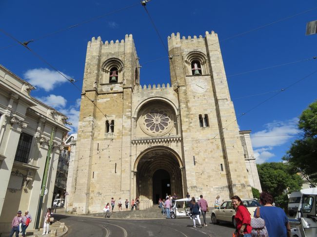 コメルシオ広場から見るとカテドラルらしい建物が見えます。<br />地図を見ると近くみたいだし、歩いていくことにしました。