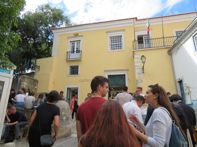 黄色い建物がチケットオフィスです。