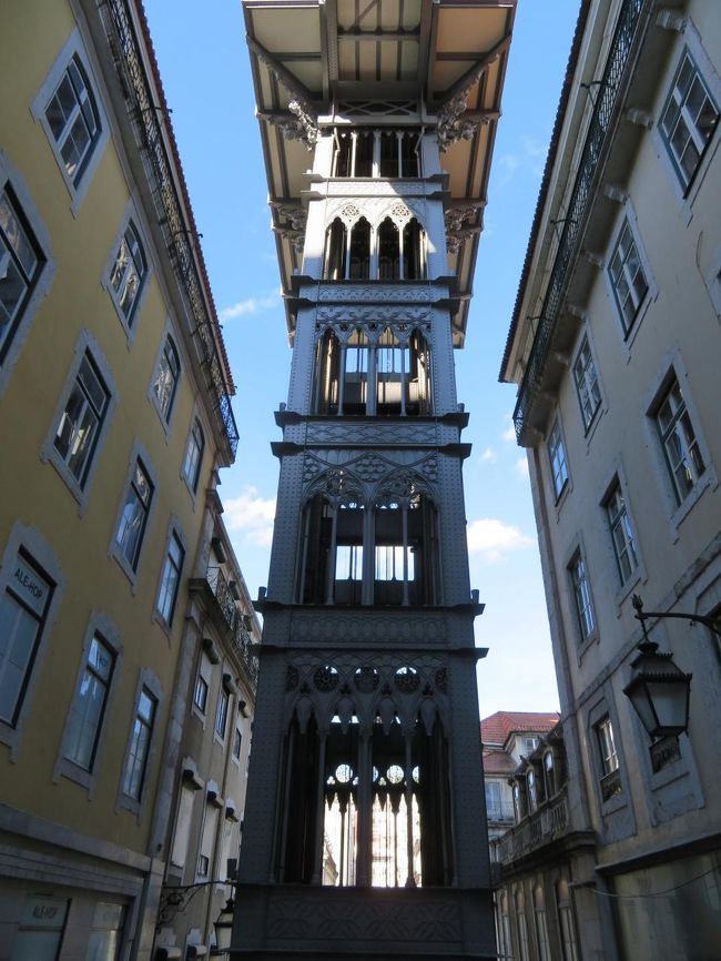 サンタ・ジェスタのエレベーターにやってきました。<br />あまり並んでいないなって思ったら、違いました。<br />坂の上からエレベーターの側を通り、階段を下りて、曲がった先まで列は続いていたのです。<br />30分くらい待ったかな。