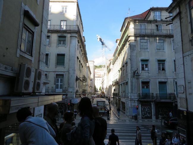 坂を下って、階段の上まで来ました。<br />通行人の人を通すために列を分断するのですが、そこに上手いこと言って入り込もうとするおばちゃん登場。<br />そこはちゃんと係りのおじさんが見張っているので、ズルはできません。<br />おばちゃんの連れのおじちゃんがやめろよ。後ろに並ぼうぜ。みたいなことを言っておばちゃんを列の後ろに連れて行きました。