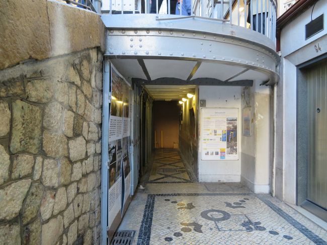 ここが列の先頭です。<br />奥にエレベーターの乗り場があります。