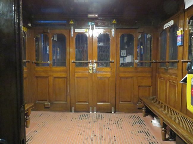 エレベーターの中です。<br />手前の黄色い機械がチケットの読み取り機です。<br />カードを持っている人もいるし、現金で支払う人もいるし。<br />こりゃ時間がかかるはずだわ。<br /><br />ポルトガルの人って基本的に気が長いのかな？<br />いろいろな所で出来ている行列に気長に待っている感じがしました。<br />誰も文句言わないしね。