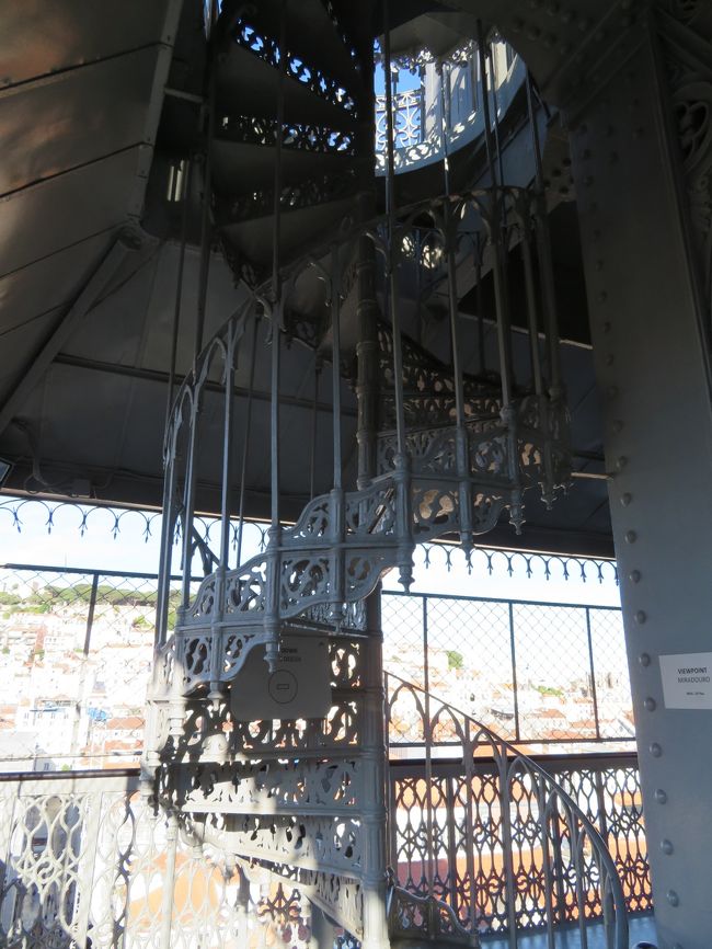 屋上のテラスに出るらせん階段。