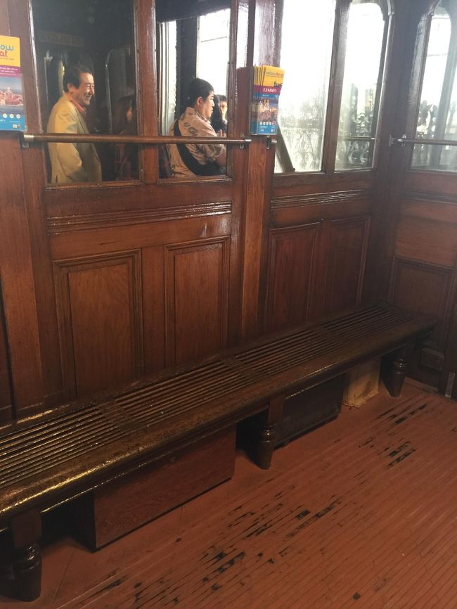 エレベーターの内部。