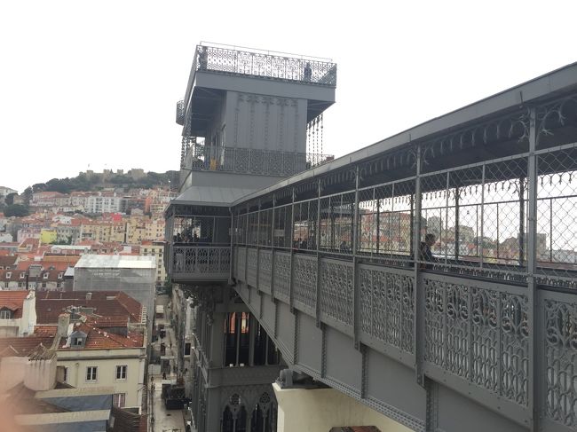 エレベーターからバイロ・アルトへ通じる連絡橋