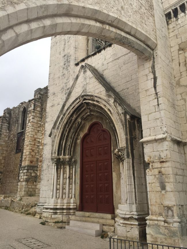 カルモ教会の裏にでます。