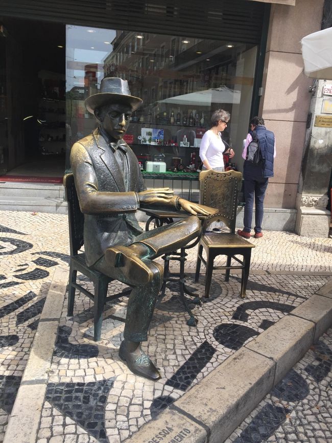 シアード広場の一角に詩人ぺソアの像が有ります。みんな隣に置いてある椅子に座って写真を撮ってました。