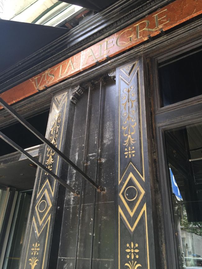 ヴィスタ・アレグレという陶磁器のお店。とても素敵なものばかりです。高価なものや大きなものは無理ですが気に入ったものを買ってきました。