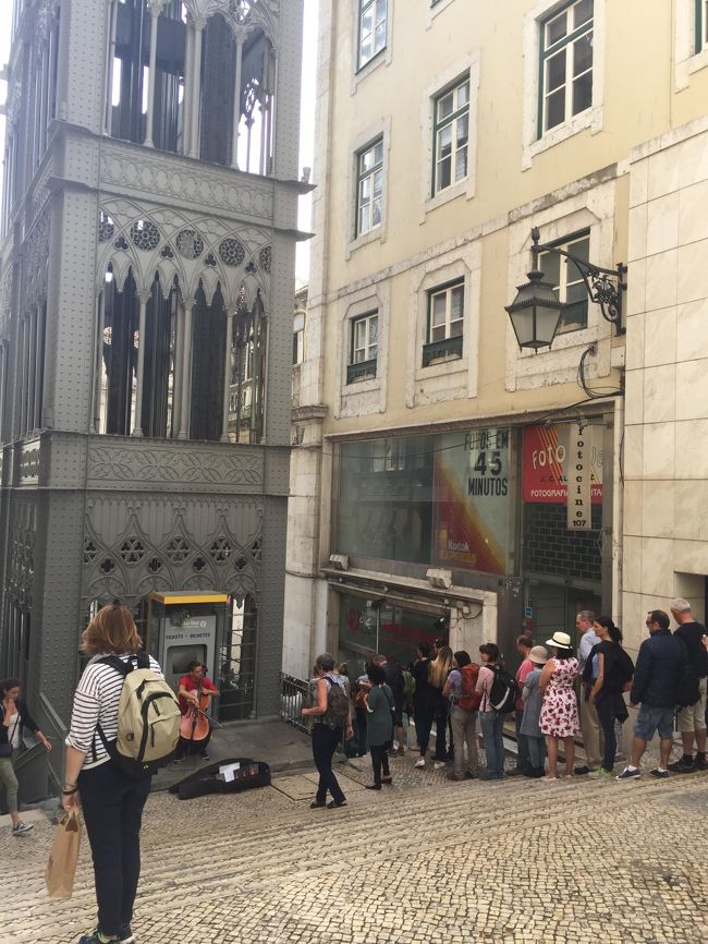 エレベーターに乗るための長い列。1時間以上待ちそうです。朝1番に行っておいて良かった。