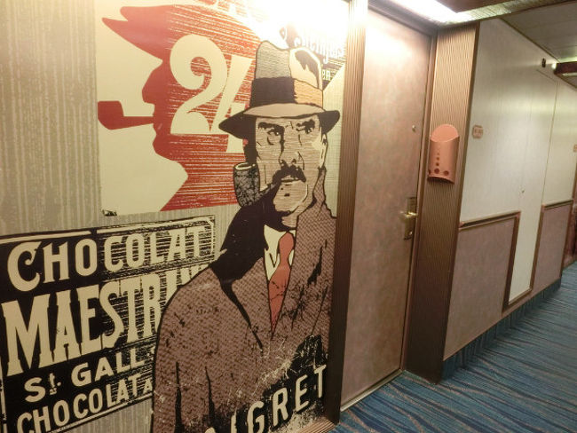 カーニバルミラクルの船室の壁紙は、映画やテレビドラマのキャラクターが描かれていました。私たちの船室（８１３３号）はメグレ警部でした。