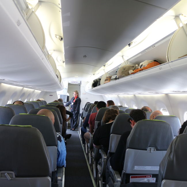 機材は新しい<br />座席は通路を挟んで2席ずつで良かった<br /><br />A300シリーズの短い距離を飛ぶフライトは3席なので私は苦手
