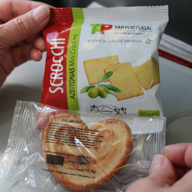 おまけに・・・クラッカーとパイのお菓子も配られた<br /><br />ウレシイ!!