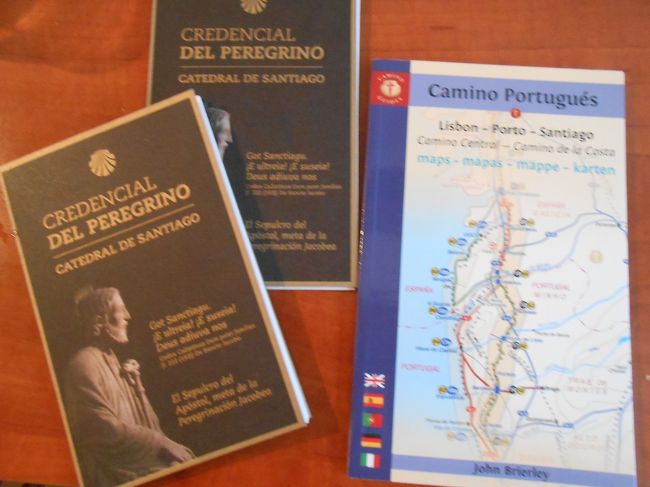 左側がクリデンシャル(巡礼に必携のスタンプ手帳)<br />右側がポルトガルの巡礼の地図